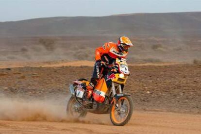 Marc Coma durante la séptima etapa del Rally Dakar 2005, en la que se adjudicó la victoria el francés David Fretigné.