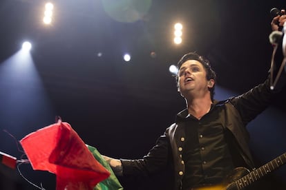¡Fuck Donald Trump, esto es México!, gritó Billie Joe de Green Day, mientras sostenía una bandera mexicana.