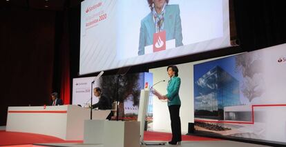  La presidenta del Banco Santander, Ana Botín, durante su intervención en la presentación de resultados de la entidad a los accionistas.