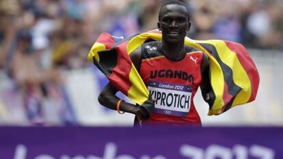 Kiprotich cruza la l&iacute;nea de meta tras el marat&oacute;n.