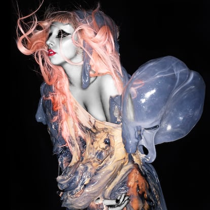Lady Gaga con una creación del diseñador Bart Hess