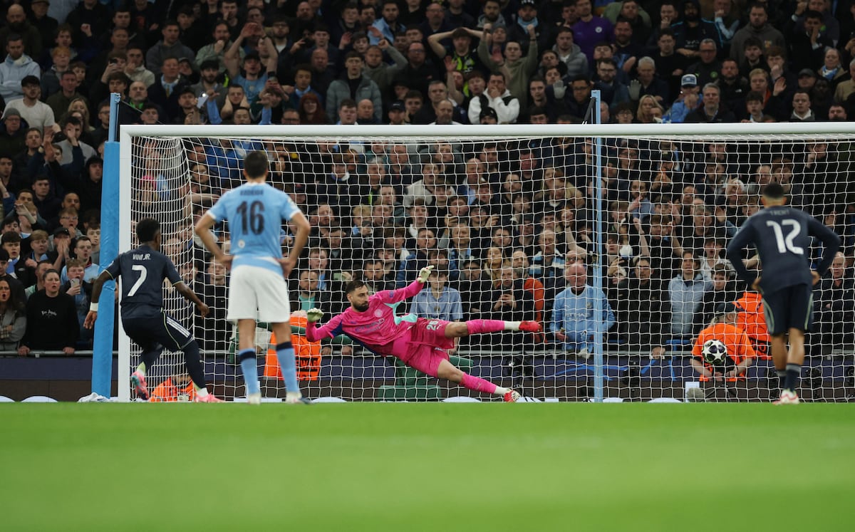 Manchester City - Real Madrid en directo | Vinicius adelanta al Madrid de penalti y el City se queda con diez