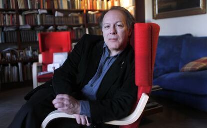 Javier Marías, fotografiado en su casa de Madrid.