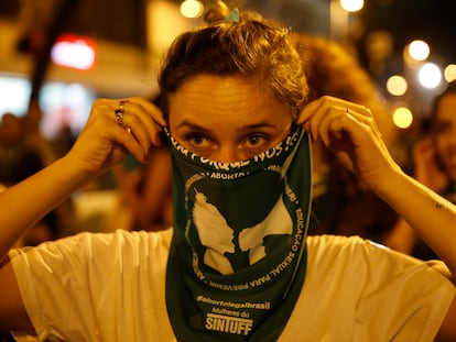 Ativistas vão às ruas do centro do Rio de Janeiro em marcha pela legalização do aborto na América Latina.