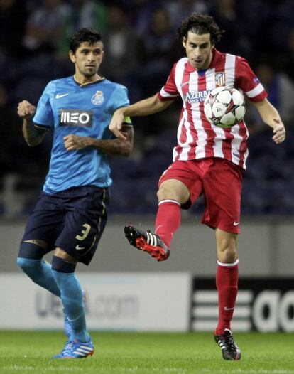 Tiago despeja el balón ante Lucho González.