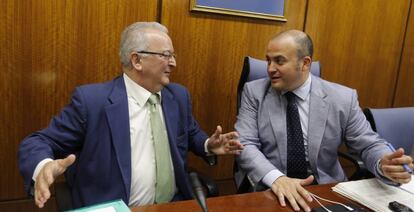 Antonio Fernández (izquierda), en la comisión sobre la formación en el Parlamento.