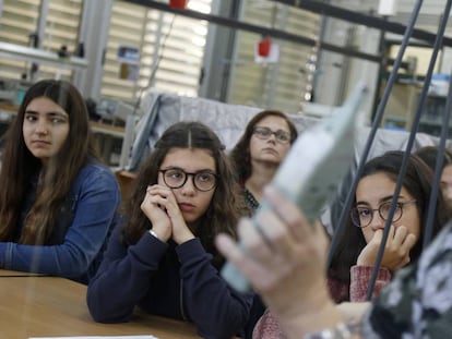 Un grupo de alumnas del programa Erasmus plus, atentas a las explicaciones de la profesora de Física antes de una práctica con el sonómetro. 