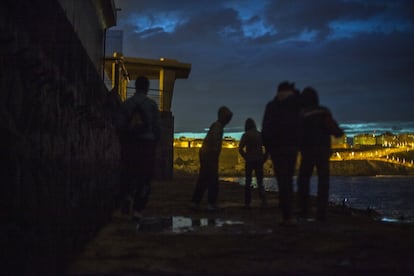 Un grupo de jvenes migrados caminando por el espign del puerto de la ciudad autnoma de Melilla.