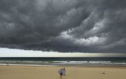 Una gran tormenta sobrepasa a los bañistas que se preparan para irse en la playa de Manly en Sídney (Australia).