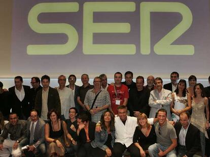 Foto de familia de la cadena SER para la temporada 2007-2008.