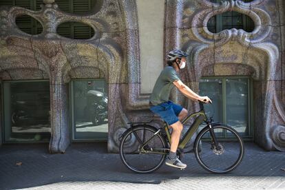 Marcio Lima, de 47 años, usa su bicicleta eléctrica para ir al trabajo y volver a su casa cada día desde Valvidriera, en la sierra de Collserolla, hasta Barcelona.