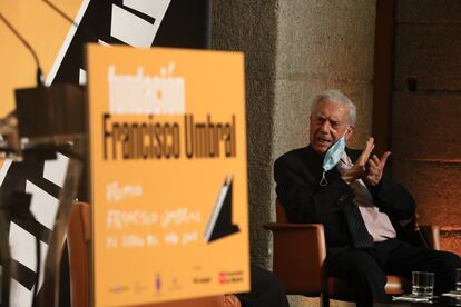 El escritor Mario Vargas Llosa charlando con el periodista, Juan Cruz, tras recibir el premio Francisco Umbral por su novela 'Tiempos Recios'