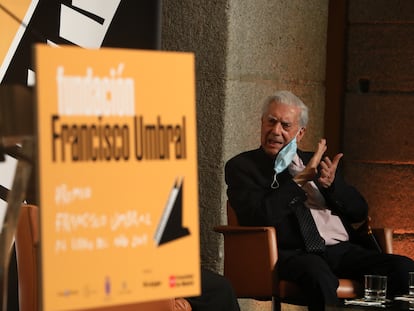 El escritor Mario Vargas Llosa charlando con el periodista, Juan Cruz, tras recibir el premio Francisco Umbral por su novela 'Tiempos Recios'