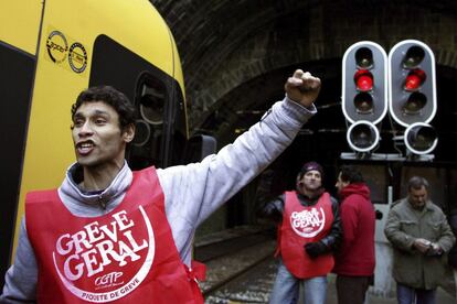 Piquetes de la Confederación General de Trabajadores Portugueses (CGTP) protestan en la estación de Sao Bento durante la jornada de huelga general.