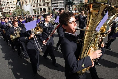 Los componentes de una banda de música, en un desfile festivo por las calles de Valencia.