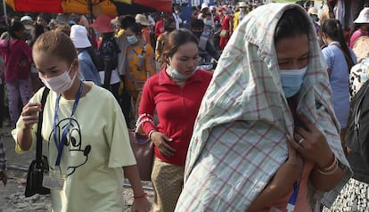 Trabajadoras de una fábrica textil en Camboya protegidas con mascarilla al inicio de la pandemia, en marzo de 2020.