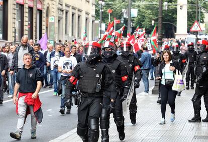 Trabajadores del Metal de Bizkaia se manifiestan en Bilbao bajo una amplia presencia de la Ertzaintza.