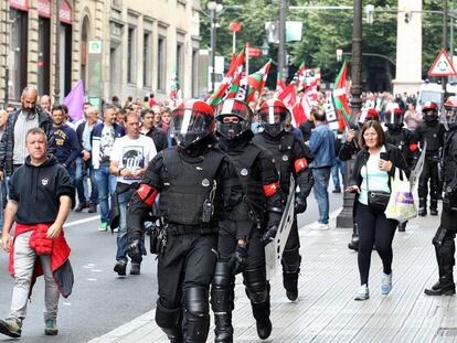 Trabajadores del Metal de Bizkaia se manifiestan en Bilbao bajo una amplia presencia de la Ertzaintza.