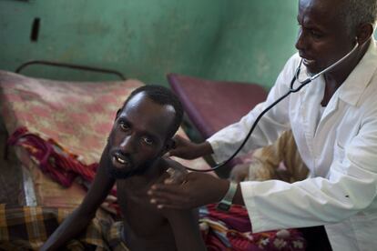 Abdul Rahman Ali Awale, al que todo el mundo se dirige cariñosamente como doctor Habeeb, pasa consulta en el hospital mental de Mogadiscio. Ahmed, como se llama el paciente, luchó durante años contra los islamistas de Al-Shabab y desde entonces ha perdido la razón.