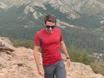 El senderista José Antonio Pérez durante una parada en su ruta por la sierra de Madrid.