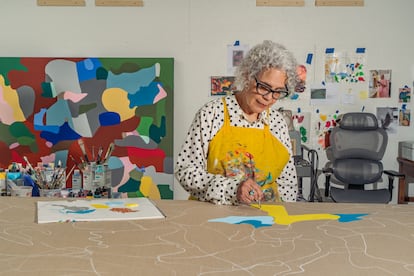 Cándida Álvarez pinta en su estudio.
