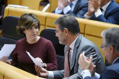 La vicepresidenta del Gobierno, Soraya Sáez de Santamaría, y el ministro de Justicia, Rafael Catalá, conversan en el Senado.