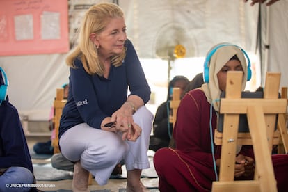 UNICEF-Exekutivdirektor in einem Lager in Port Sudan, wo Kindern, die durch den Krieg im Sudan vertrieben wurden, über Tablets und in mehreren Sprachen Bildung vermittelt wird, im Juni 2024.
