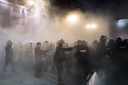 Policías con escudos antidisturbios cerca de la sede alterna del Senado.