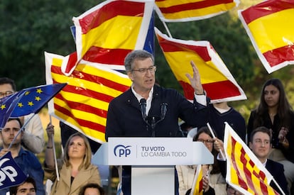 El presidente del PP, Alberto Núñez Feijóo, en el mitin de cierre de la campaña de las elecciones catalanas en L'Hospitalet de Llobregat, el pasado 10 de mayo.