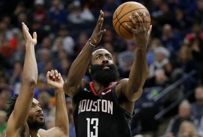 Harden supera a Bates-Diop en el Wolves-Rockets.