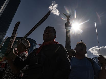 La marcha por el noveno aniversario de la desaparición de los 43 normalistas pasa frente al Ángel de la Independencia.