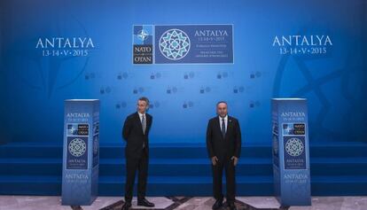 Jens Stoltenberg y Mevlut Cavusoglu posan antes de la foto de familia durante una reuni&oacute;n de la OTAN en Antalya, este mi&eacute;rcoles.