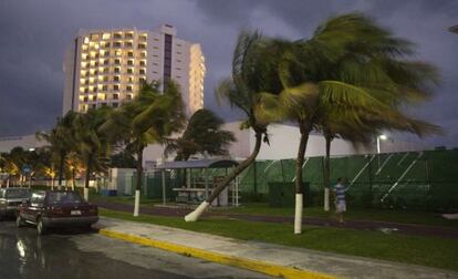 Los hoteles de Cancún se preparan para el huracán Rina