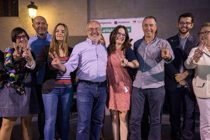 Antonio Montiel y M&oacute;nica Oltra, acompa&ntilde;ados por Joan Baldov&iacute;, &Agrave;ngela Ballester y el resto de candidatos de A la valenciana.