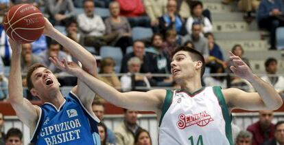 El ala-pívot del Gipuzcoa Basket, Will Hanley,  junto al pívot del Sevilla, Willy Hernangómez, este domingo en Ilumbe.