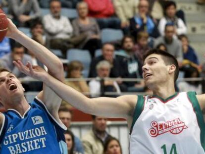 El ala-pívot del Gipuzcoa Basket, Will Hanley,  junto al pívot del Sevilla, Willy Hernangómez, este domingo en Ilumbe.