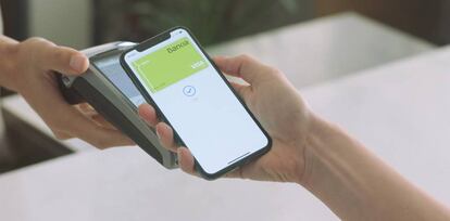 Un cliente de Bankia paga a través de la aplicación de Apple Pay.