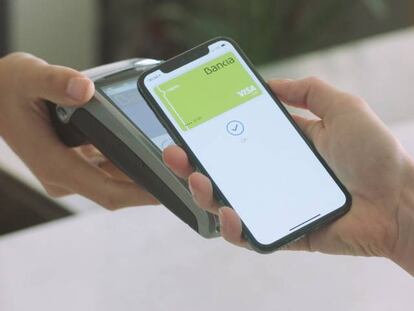 Un cliente de Bankia paga a través de la aplicación de Apple Pay.