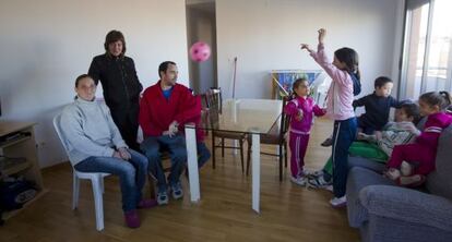 Una de las familias de la corrala La Utopía, en febrero del año pasado.