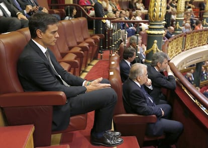 El secretario general del PSOE, Pedro Sánchez en la tribuna de invitados del hemiciclo junto al expresidente del Gobierno José María Aznar (dcha., atrás), el presidente del CGPJ, Carlos Lesmes (dcha), y el presidente del Tribunal Constitucional, Juan José González Rivas (2d).