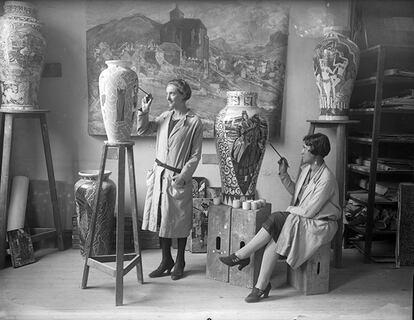 Una fotografía, tomada en 1928, de mujeres decorando objetos de alfarería en la escuela de cerámica de Francisco Abril, que se expone en 'Los 20 de los XX', en El Águila.