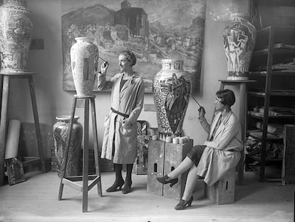 Una fotografía, tomada en 1928, de mujeres decorando objetos de alfarería en la escuela de cerámica de Francisco Abril, que se expone en 'Los 20 de los XX', en El Águila.