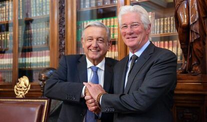 El presidente mexicano López Obrador con el actor Richard Gere durante su encuentro este martes en el Palacio Nacional.