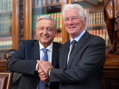 El presidente mexicano López Obrador con el actor Richard Gere durante su encuentro este martes en el Palacio Nacional.