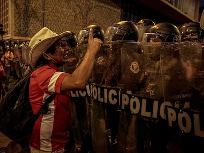 Una manifestante se encara con los agentes antidisturbios durante una marcha de protesta contra el Gobierno en Lima el pasado día 2.