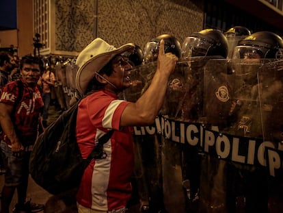 Una manifestante se encara con los agentes antidisturbios durante una marcha de protesta contra el Gobierno en Lima el pasado día 2.