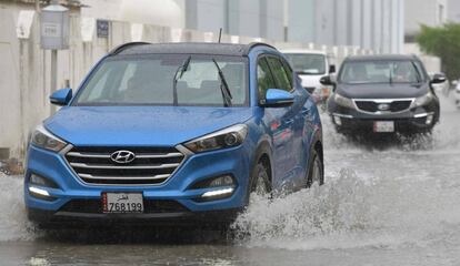 Coches circulan por Doha, tras intensas lluvias del pasado 11 de noviembre que dejaron la capital qatarí inundada.