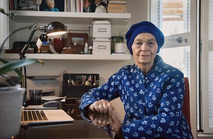 Emma Bonino, junto a la mesa de trabajo de su casa en Roma.