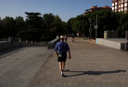 Hombre camina en Madrid Río durante la ola de calor, este jueves.