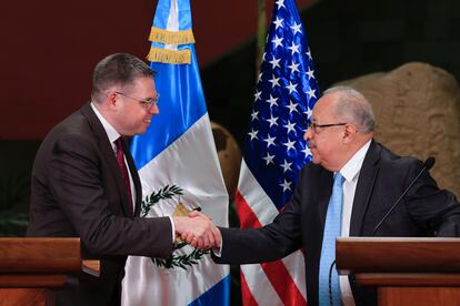 El subsecretario adjunto en la Oficina del Hemisferio Occidental de Estados Unidos para América Central, Erick Jacobstein, a la izquierda, y el ministro de Relaciones Exteriores de Guatemala, Carlos Martínez.